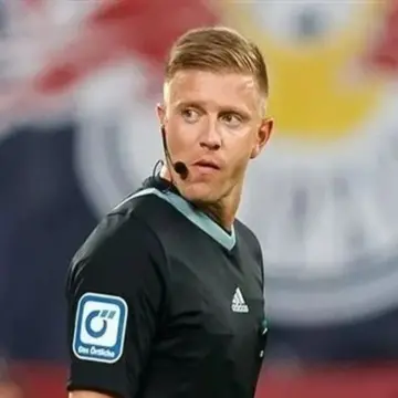 فريق حسام البدري احتج ضده رسمياً.. من هو روبرت شرودر حكم VAR القمة؟